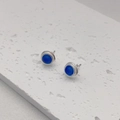 Modische versilberte runde Ohrstecker mit blauem Achatstein-Inlay für Damen - Blauer Achat