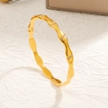 Elegante bracciale dorato a forma di bambù con piccoli zirconi e finitura lucida di lusso - Bracciale Design Bambù Ondulato Tre Pietre - Oro