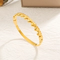 Bracciale rigido a cuore in acciaio inossidabile dorato con chiusura a cerniera lucida - Bracciale Cuori Collegati Lucido - Oro