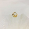 Detailansicht einer goldenen Doppelring-Ohrmanschette mit Mini-Perlen auf Muschel - Ohrklemmen