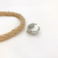 Polierter silberner Ring in unregelmäßiger Form mit flüssiger Textur und kleiner Öse - Stapelring (Silber)