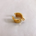 Nahaufnahme des vergoldeten offenen Rings mit Lava-Struktur und kleiner Anhängerschlaufe - Stapelring (Gold)
