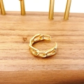 Eleganter vergoldeter Panzerketten-Ring offen auf einem Schmuckständer aus Holz - Kettenring