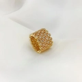 Detaillierte Makroansicht des breiten goldenen Rings mit fünf Reihen funkelnder Zirkoniasteine - Vollbesetzter Diamantring