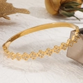 Bracciale rigido in acciaio dorato con motivi a quadrifoglio e cristalli luminosi di lusso - Bracciale Quadrifoglio con Pietre - Oro