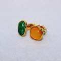 Gros plan d'une bague ouverte réglable avec malachite verte et pierre ambrée sur métal doré - Taille 7 Ouvert / Pierres Orange et Vertes