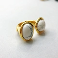 Vue macro détaillée de la bague rétro avec deux pierres de marbre blanc et plaqué or - Taille 7 Ouvert / Blanc