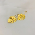Dettaglio orecchini a foglia di monstera placcati oro 18K con finitura martellata - Stile Foglia di Monstera 2