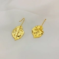 Orecchini a foglia placcati oro 18K con texture opaca e dettagli traforati stile vintage - Stile Foglia di Monstera 1