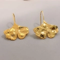 Eleganti orecchini pendenti a foglia di ginkgo dorata con finitura martellata - Stile Foglia di Ginkgo