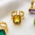 18K vergoldeter verstellbarer Ring mit großem smaragdgrünem Edelstein im Treppenschliff - Einstellbar Offen / Hellgelb