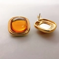 Detailansicht der Bernstein-Ohrstecker mit 18K Vergoldung und Ohrenstecker-Struktur - Klein Orange (Ohrstecker)
