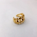 Gros plan d'une bague plaquée or 18 carats avec design évidé tissé et anneau ajustable - Bague Tissée Grillage
