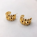 Gros plan de boucles d'oreilles C plaquées or 18 carats avec texture tissée - Clous d'oreilles Grillage