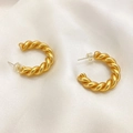 Élégantes créoles torsadées plaquées or 18K avec fini mat sur du satin blanc luxueux - Boucles d'oreilles à Nœud