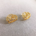 18K vergoldete hohle Rosenohrringe mit Zirkon-Zentrum auf grauem Filzhintergrund - Gold