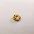 Detailaufnahme einer vergoldeten C-Ohrmanschette mit Spiraltextur und poliertem Finish - Spirale Textur Ohrmanschette