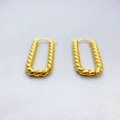 Détail macro des boucles d'oreilles torsadées plaquées or 18 carats de forme rectangulaire - Or 18K