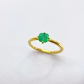 Bague plaquée or 18K avec pierre verte carrée et texture métallique martelée unique - US 7 / Or avec pierre verte