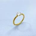 Détail de la bague plaquée or 18K avec texture martelée et zircon de coupe carrée - US 7 / Or avec pierre blanche