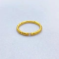 Anello placcato oro 18 carati con trama martellata e zircone quadrato su superficie testurizzata - US 7 / Bianco