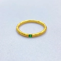 Anello placcato oro 18K con zircone verde quadrato e superficie con trama martellata - US 7 / Verde