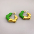 Dettaglio di orecchini ondulati in smalto verde e placcati oro 18 carati con chiusure - Verde
