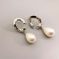 Pendientes de perlas chapados en oro de 18K con agujas de plata S925 y ganchos irregulares - Oro Blanco