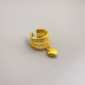Ear cuff dorato multistrato con pavé di diamanti e ciondolo a cuore su sfondo grigio - Ear Cuff Oro