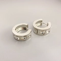 Silberne geometrische Creolen für Damen mit drei eingelegten herzförmigen Zirkonia-Steinen - Platin + Weißer Zirkonia