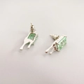 Orecchini in argento a goccia con smeraldo rettangolare e perno in argento 925 puro - Orecchini a Bottone Smeraldo