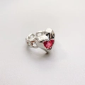 Anello cuore a maglia cubana argento con gemma rossa, vista a 45 gradi - Aperto Regolabile / Cuore di Platino (Pietra Rossa)