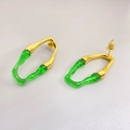 Detail von Ohrringen aus 18K Gold mit grünem, lichtdurchlässigem Bambus-Design - Transparentes Grün