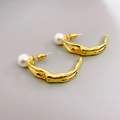 Artistieke gouden oorbellen met menselijk silhouet en elegante witte parels - Goud