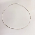 Collier minimaliste simple plaqué or blanc 18K en laiton pour femme sur fond gris neutre - Or blanc