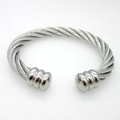 Gedetailleerde macro-opname van een zilveren roestvrijstalen kabelarmband met bollen - Zilver