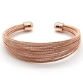 Dettaglio del bracciale rigido aperto a più fili intrecciati in oro rosa con punte lucide - Oro rosa