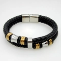 Dettaglio bracciale da uomo in pelle nera intrecciata con fibbia in acciaio bicolore - Oro e Acciaio