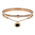 Detail van een roségouden armband met Romeinse cijfers op zwarte hanger en zirkoonsteen - Roségoud + Zwart