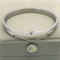 Detalle de pulsera plateada con números romanos y colgante de nácar blanco incrustado - Acero + Piedra Blanca