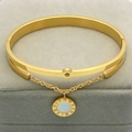 Detalle del colgante dorado con números romanos e incrustación de nácar blanco - Dorado+Blanco