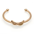 Detailansicht eines roségoldenen Knotenarmbands mit Kugelenden und poliertem Finish - Roségold