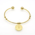 Bracciale rigido in acciaio inossidabile placcato oro 18k con perle e medaglia San Benedetto - Targhetta Rotonda / Oro