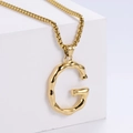 Détail du pendentif lettre G dorée 3D avec texture lave sur une fine chaîne vénitienne - Lettre G Dorée Pendentif Uniquement (Sans Chaîne)