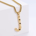 Vue macro du pendentif lettre J doré avec texture bambou sur une chaîne à mailles carrées - Lettre J Dorée Pendentif Uniquement (Sans Chaîne)