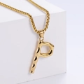 Gros plan du pendentif lettre P doré 3D avec une texture organique et fluide - Lettre P Dorée Pendentif Uniquement (Sans Chaîne)
