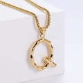 Détail du pendentif lettre Q en relief avec texture lave sur chaîne maille miroir - Lettre Q Dorée Pendentif Uniquement (Sans Chaîne)