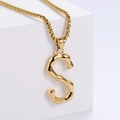 Détail du pendentif lettre S doré avec texture de lave sur une chaîne box ronde - Lettre S Dorée Pendentif Uniquement (Sans Chaîne)