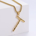 Gros plan détaillé du collier pendentif lettre T doré avec texture ondulée unique - Lettre T Dorée Pendentif Uniquement (Sans Chaîne)