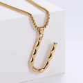 Détail du pendentif lettre U doré avec texture de lave et chaîne box sur support - Lettre U Dorée Pendentif Uniquement (Sans Chaîne)